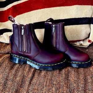NWT Dr. Martens 2976 Alyson W/Zips WinterGrip Chelsea style Boots DarkBrown